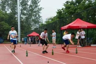 操场吃瓜毕业照,青春回忆里的独特瞬间