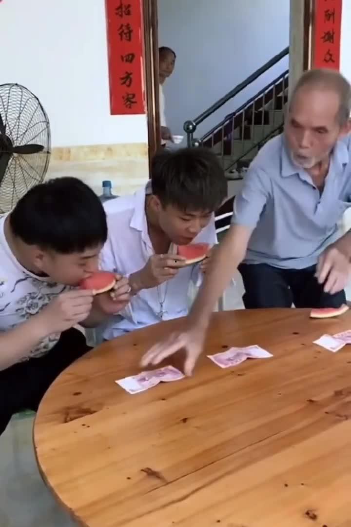 吃瓜大爷搞笑视频,笑料百出，欢乐无限